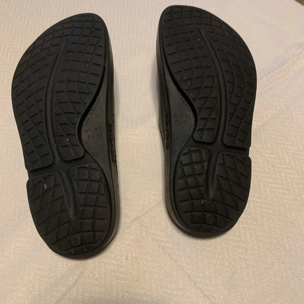 OOFOS slides size 7. - Picture 3 of 4